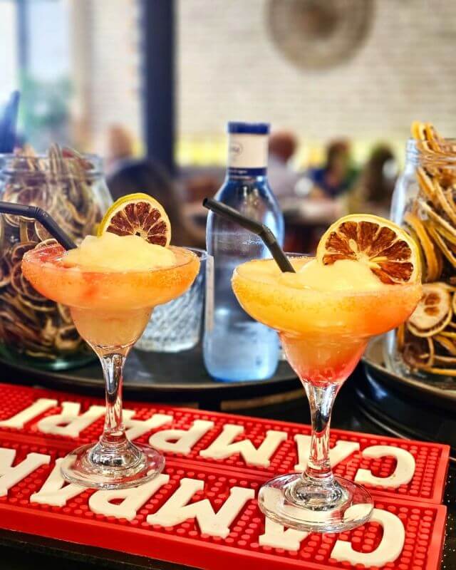 Los mejores cócteles para romper el hielo en tu cita🍸🍹 Como este, de mango y piña y sin alcohol 🥭🍍  Disfrútalos en #LaRistobottega de 9,30h a 00h ⌚️